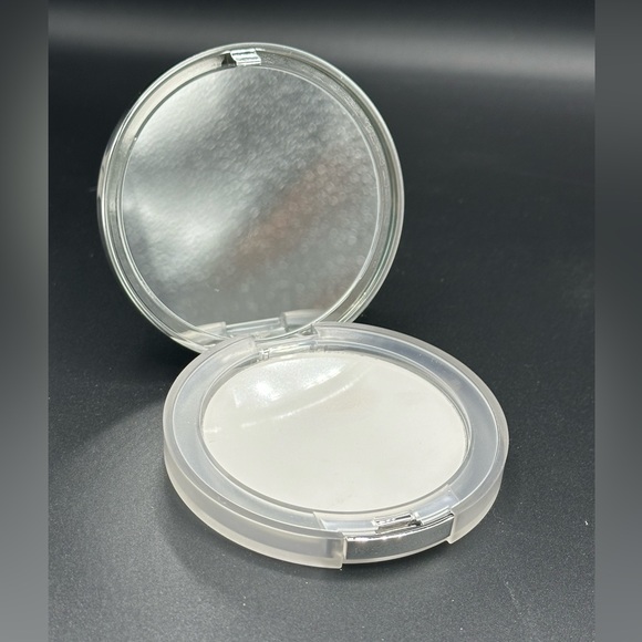 Clinique Stay Matte Universal Blotting Powder - Picture 3 of 6
